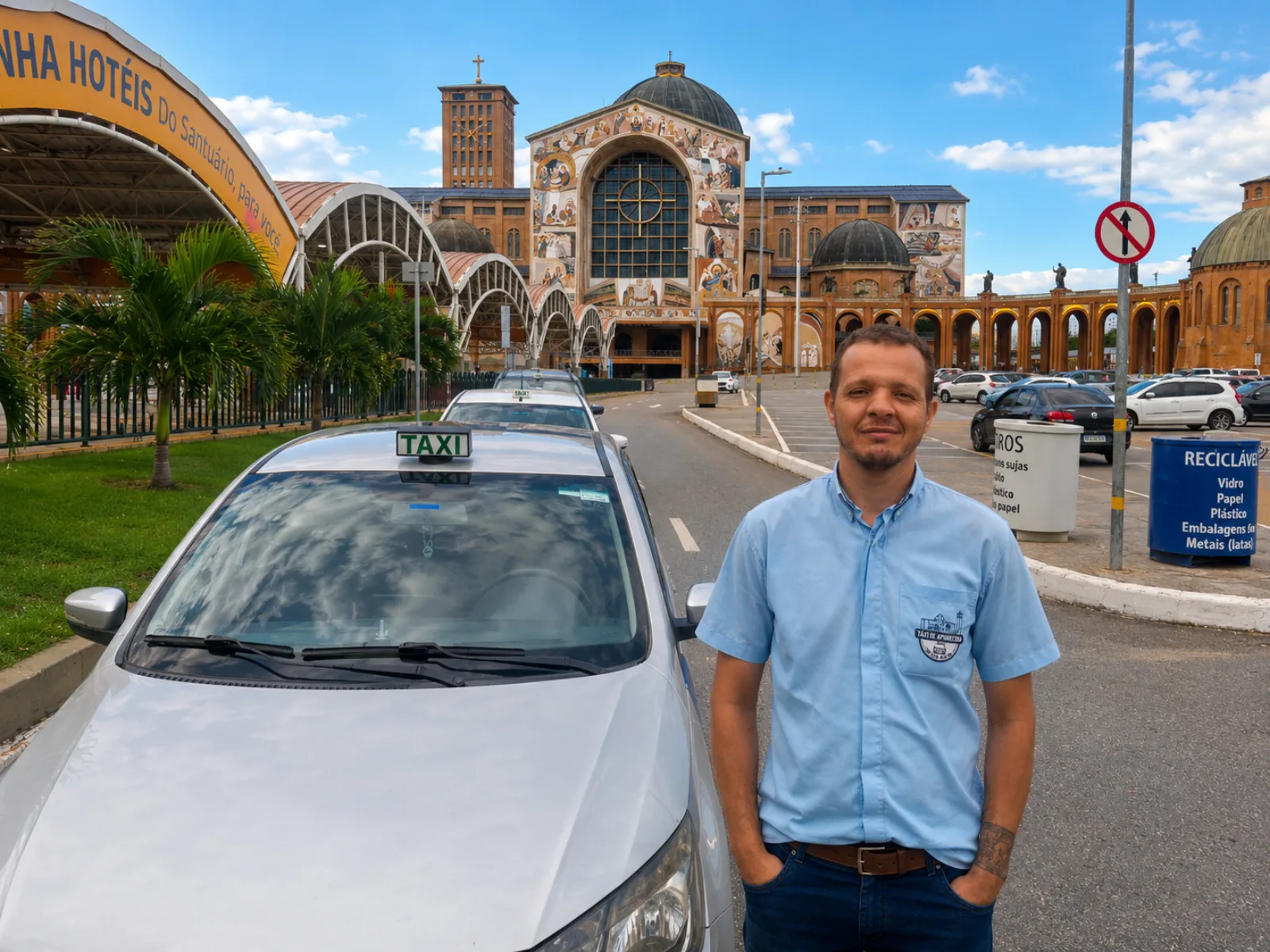 Ítalo no ponto de táxi em frente ao Santuário Nacional de Aparecida